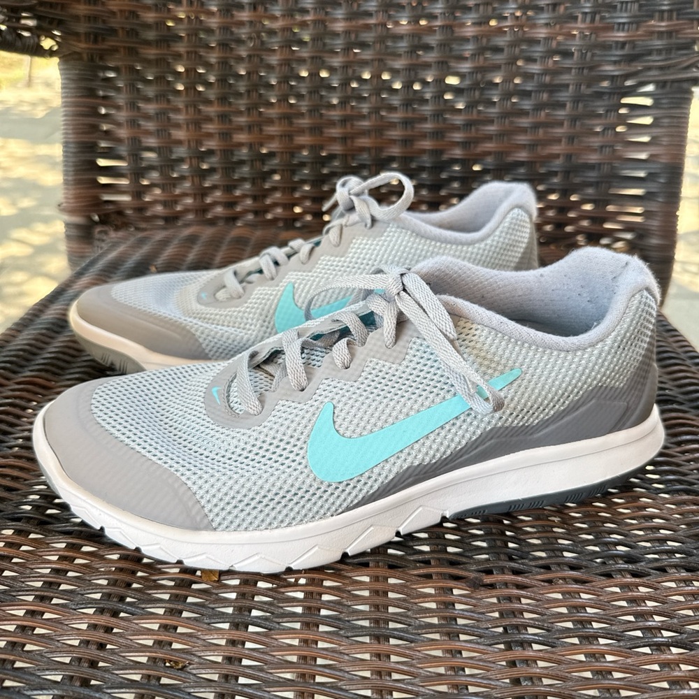 Nike Women's Light Gray and Aqua Athletic Shoes